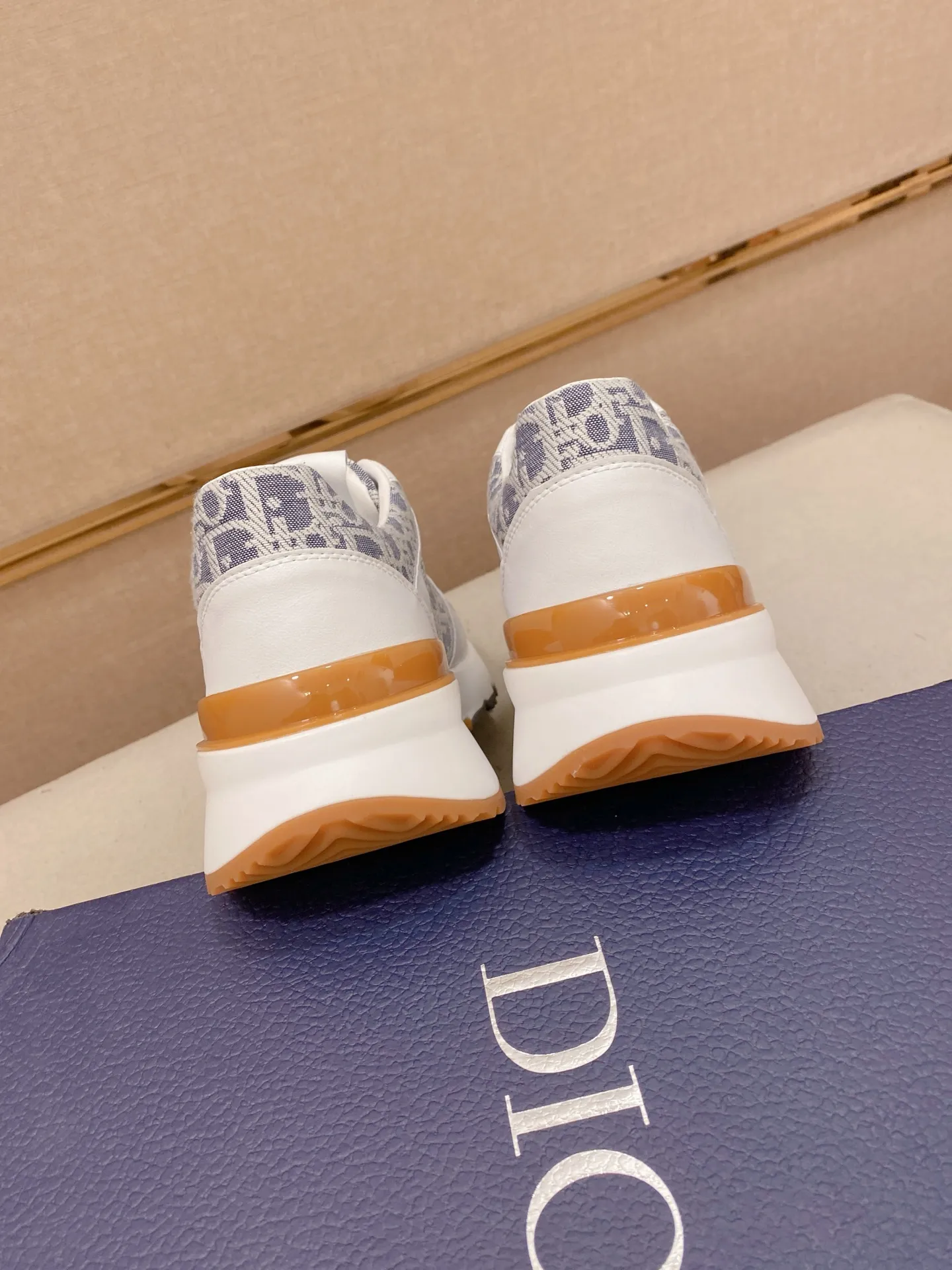 Factory price: 440💰[Dior·Dior] New casual sports style men's shoes, new spring and summer design, perfect workmanship, lace-up lazy style to create wardrobe quality, upper: imported first-layer cowhide, sheepskin lining is soft and comfortable, ultra-light TPU wear-resistant outsole, simple, versatile fashion men's shoes, excellent color code number 38--44. (Can be customized for 45 non-refundable)